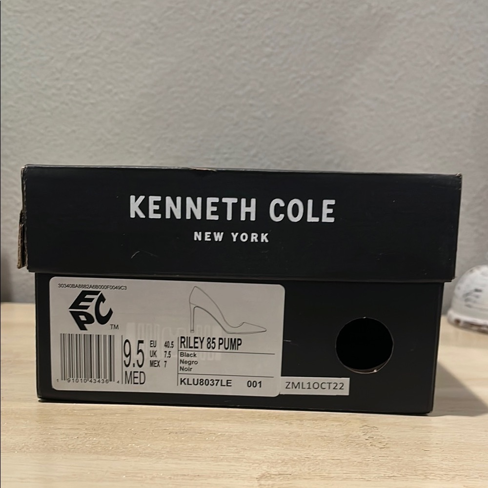 Kenneth Cole Elegant Black Pumps